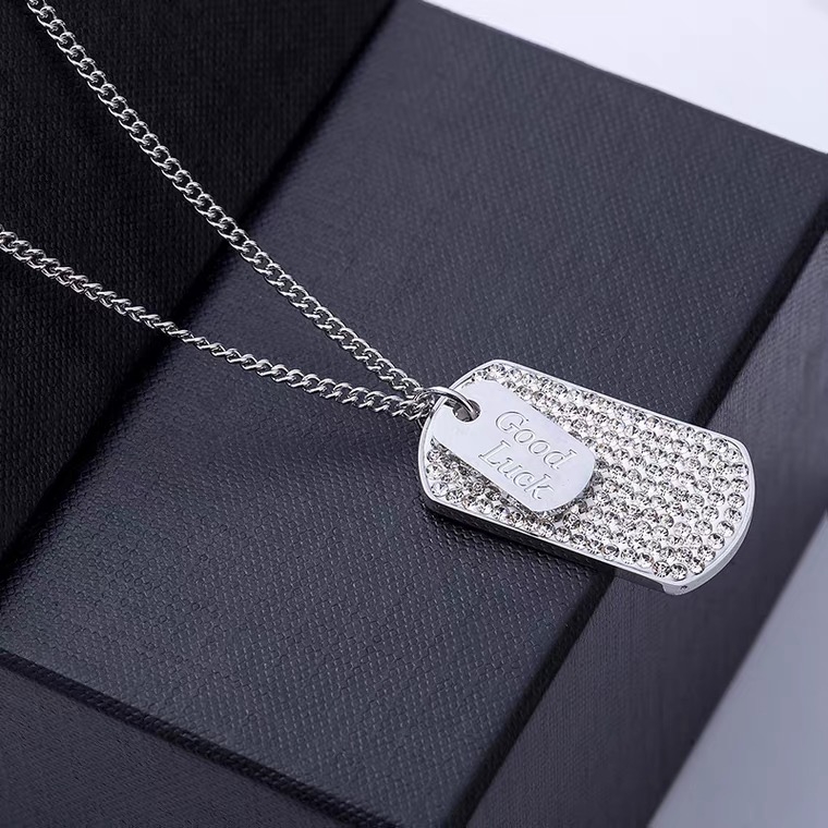 Dây chuyền bằng thép titan mạ vàng hồng 18K/bạc mặt hình vuông đính đá kim cương toàn bộ bề mặt / họa tiết chữ luck