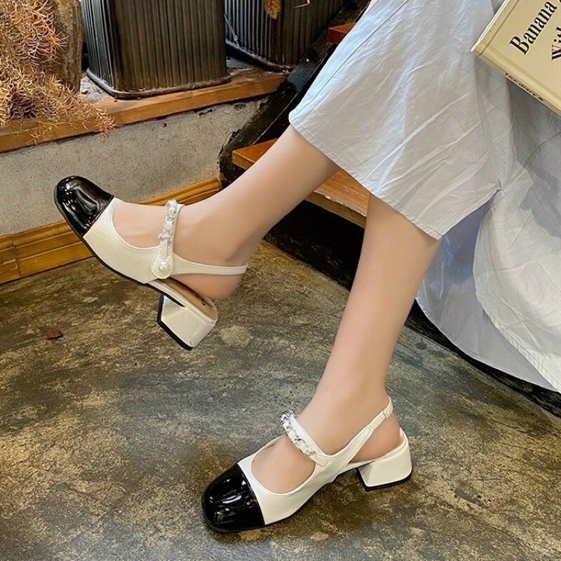 Giày Bít Mũi Hở Gót Quai Ngang Đính Ngọc Phối Dây Xích Đế Vuông 7cm Tôn Dáng