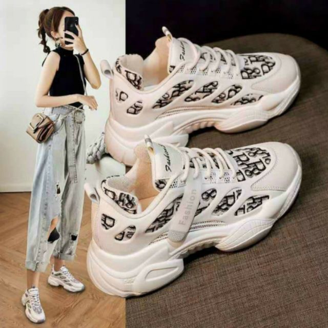 GIẦY THỂ THAO. ĐỘC LẠ