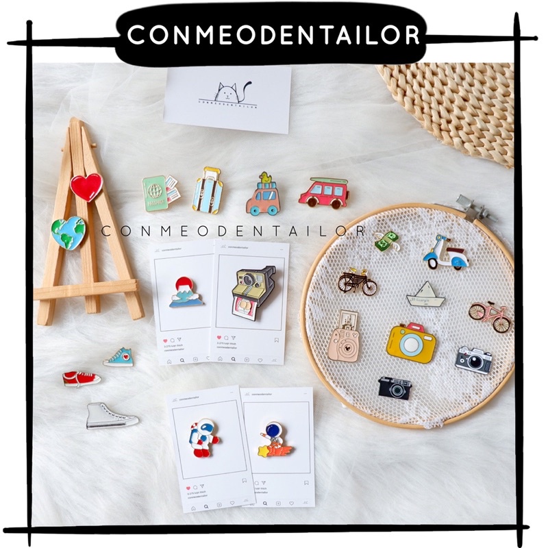 Ghim cài hình máy ảnh CONMEODENTAILOR