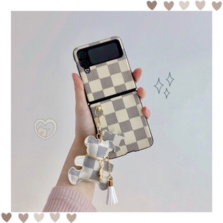 ❣△[HÀNGSẴN]Ốp Z Flip 3 Ốp da Samsung Flip3 hoạ tiết dây gấu (Ảnh shop chụp)