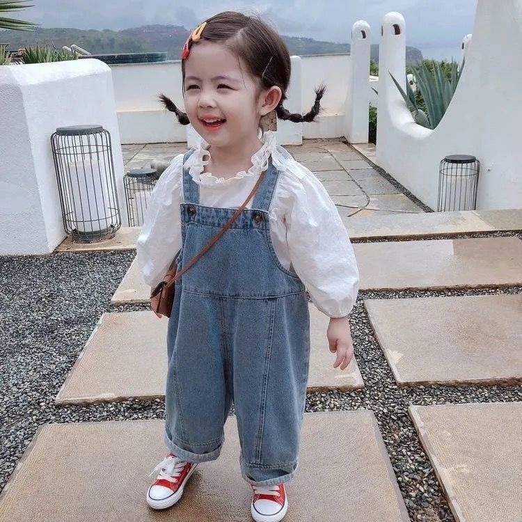 Quần yếm jean/ Áo màu trắng thiết kế mới kiểu dáng đơn giản thời trang dành cho bé gái