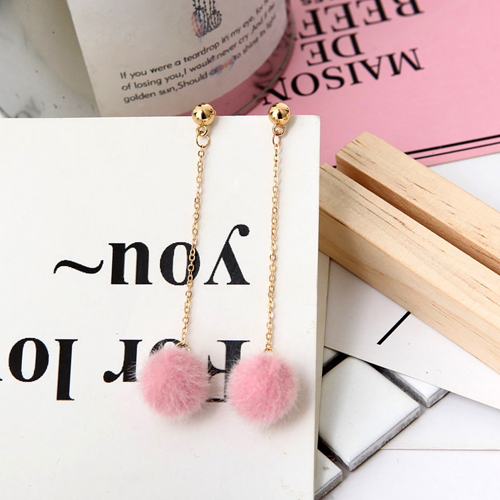 Đôi khuyên tai dài gắn quả cầu lông xù dễ thương cho nữ