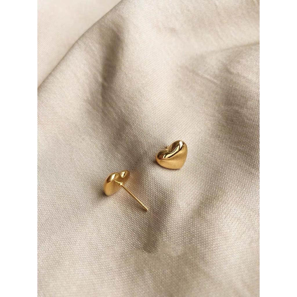 Khuyên tai hình trái tim bằng thép titan mạ vàng 18k xinh xắn dễ phối đồ