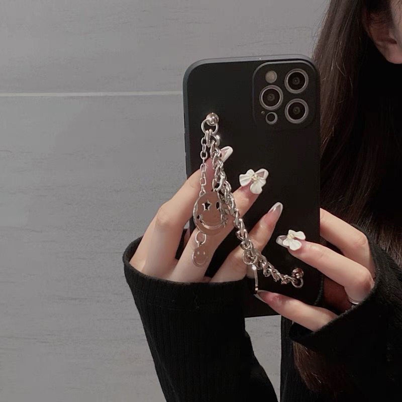 Ốp Điện Thoại Mềm Màu Đen Có Dây Xích Bạc Hình Mặt Cười Cho IPhone 14 13 6 S 7 / 8 SE 2020 7P / 8Plus X XS XR 11 12 13 Mini Pro Max