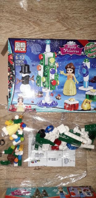 Lắp ráp 1 hộp LegoHappy Princess 67009 có nhiều chi tiết bằng nhựa ABS