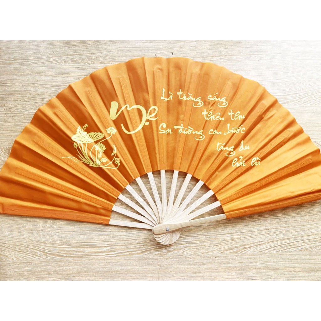 Quạt vải lụa xếp,viết chữ thư pháp truyền thống Việt Nam dài 32cm (màu vàng)