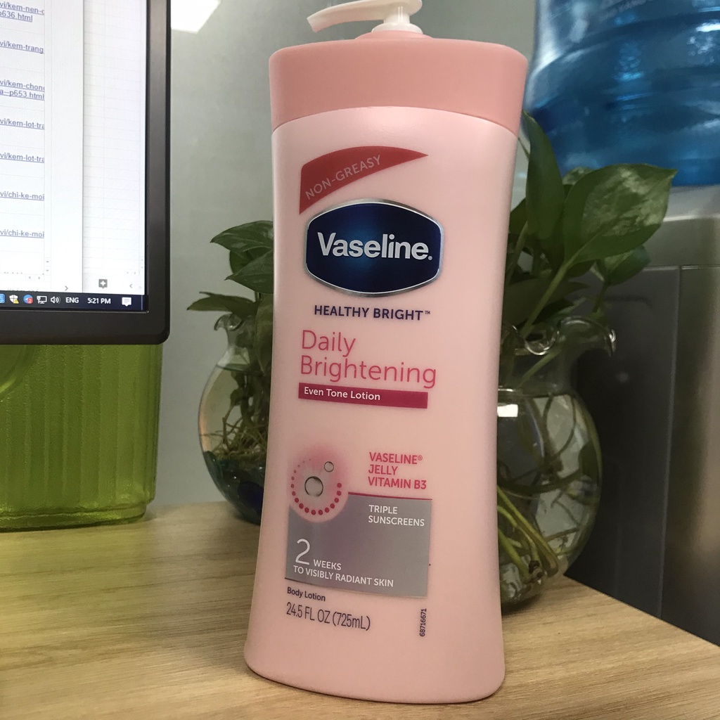 Sữa dưỡng thể VASELINE Daily Brightening Body Lotion 725ml (chai màu hồng) dưỡng trắng toàn thân