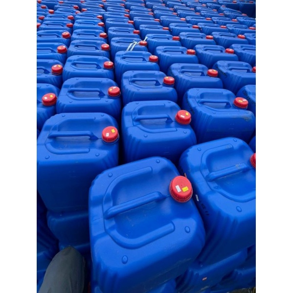 Can nhựa vuông màu xanh cũ 30 lít.