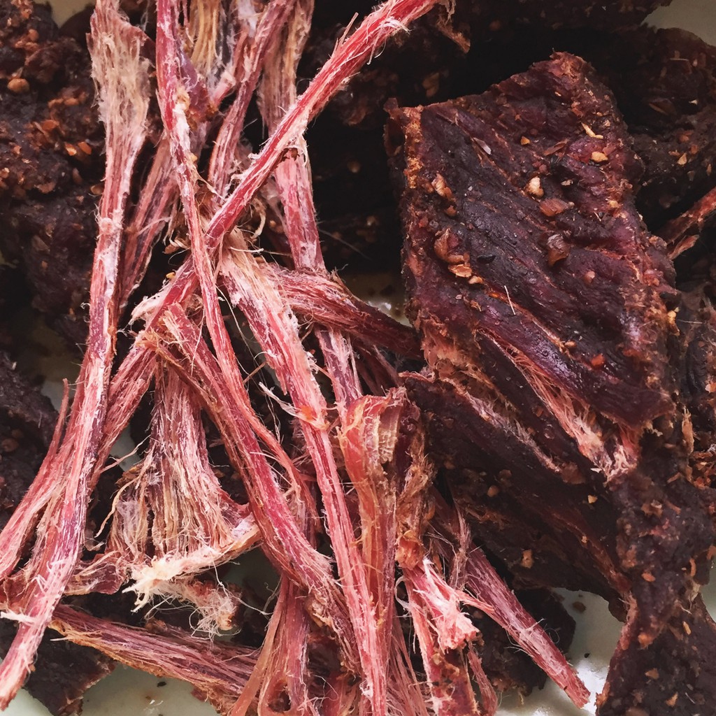 Trâu gác bếp Hùng Hậu thơm ngon bá cháy Gói 1kg (Tặng kèm chẩm chéo)