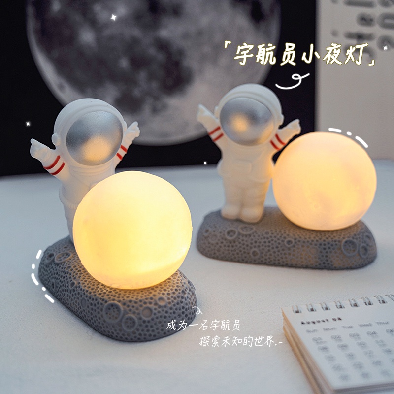 Đèn Ngủ Để Bàn Hình Phi Hành Gia Trang Trí Độc Đáo