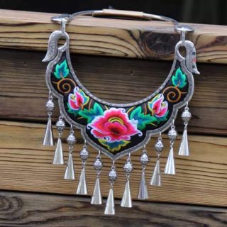 Kiềng cổ thêu hoa văn thổ cẩm