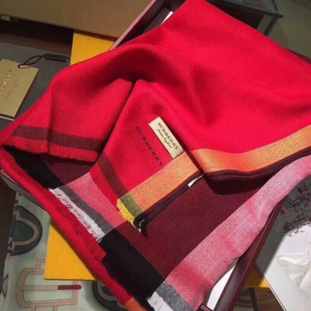 Khăn kẻ Burbery full box 300k có bill