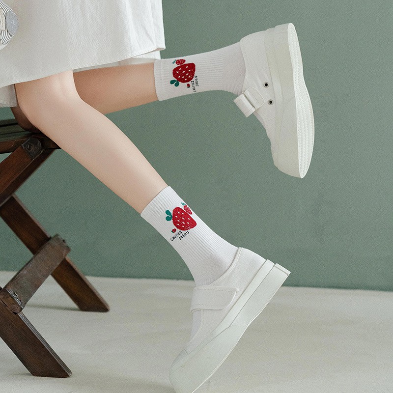Tất nữ cổ cao họa tiết dâu tây chất liệu mềm mại phong cách xinh xắn - T026