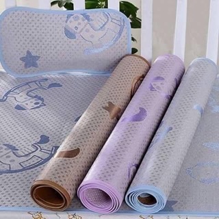 Chiếu lụa điều hoà trải giường kèm gối cho bé