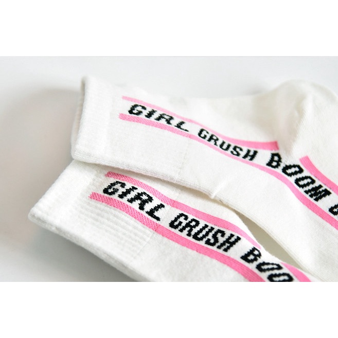 Vớ chữ GIRL CRUSH cổ lửng nam nữ phong cách trẻ trung, năng động.