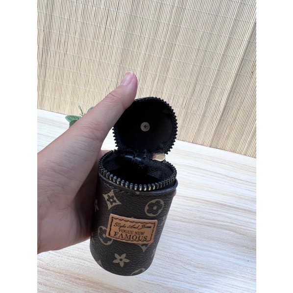 Móc khoá thời trang dạng ống kèm khăn lụa sang chảnh đựng vừa cây son cỡ ngắn