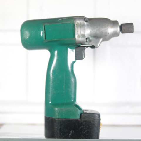 Máy bắn vít Hitachi 9.6v lên 12v
