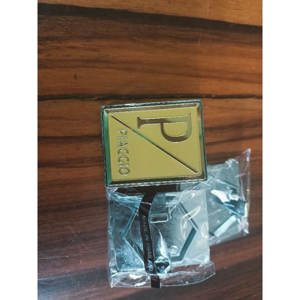 Tem mặt nạ trước Vespa loại zin cứng vàng gold nhập Thái
