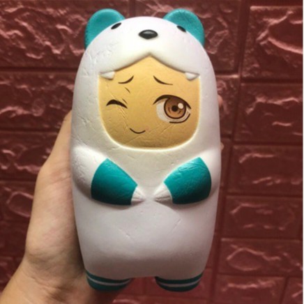 SQUISHY CẬU BÉ TRẮNG NHÁY MẮT ĐÁNG YÊU MẶC ÁO KHOÁC GẤU SIÊU DỄ THƯƠNG BÁN LỖ-SQUISHY GIÁ RẺ