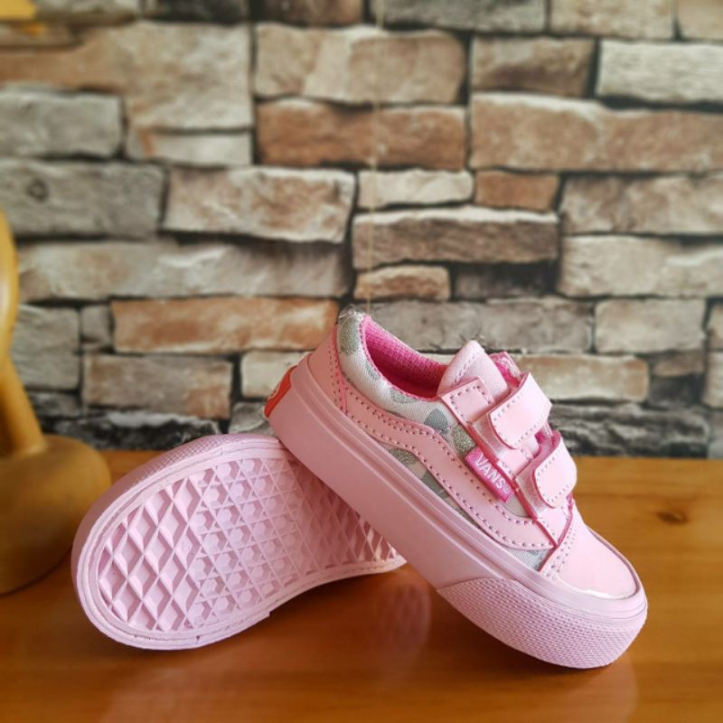Giày bata Vans màu hồng xinh xắn cho bé