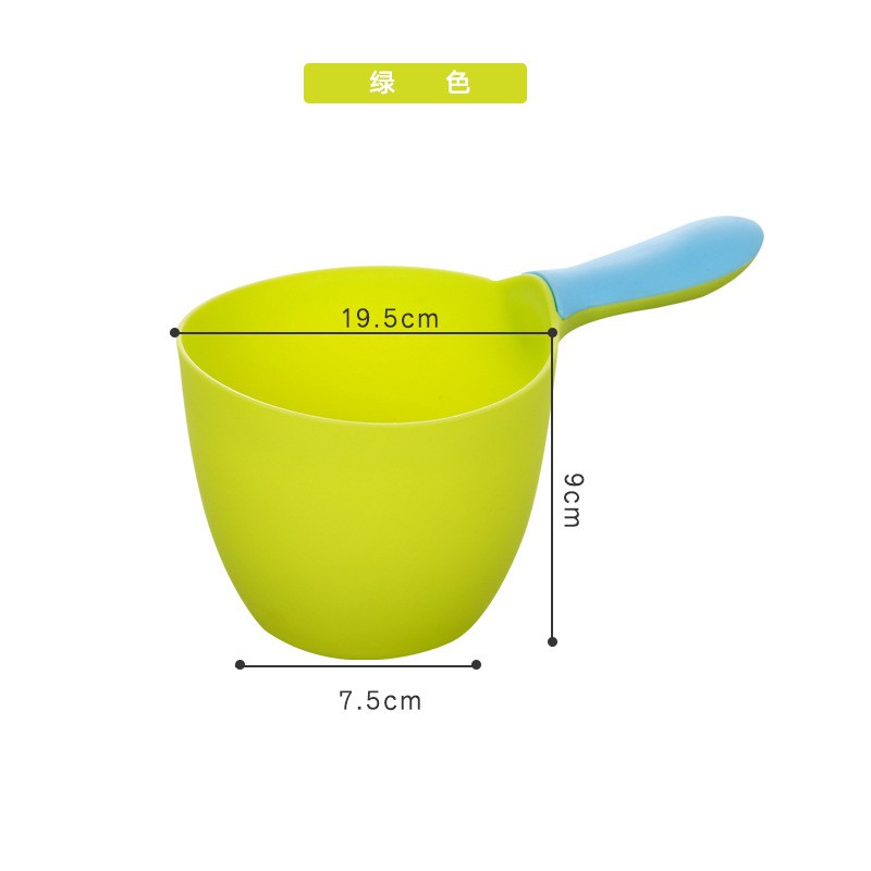 Ca múc nước gội đầu cho bé