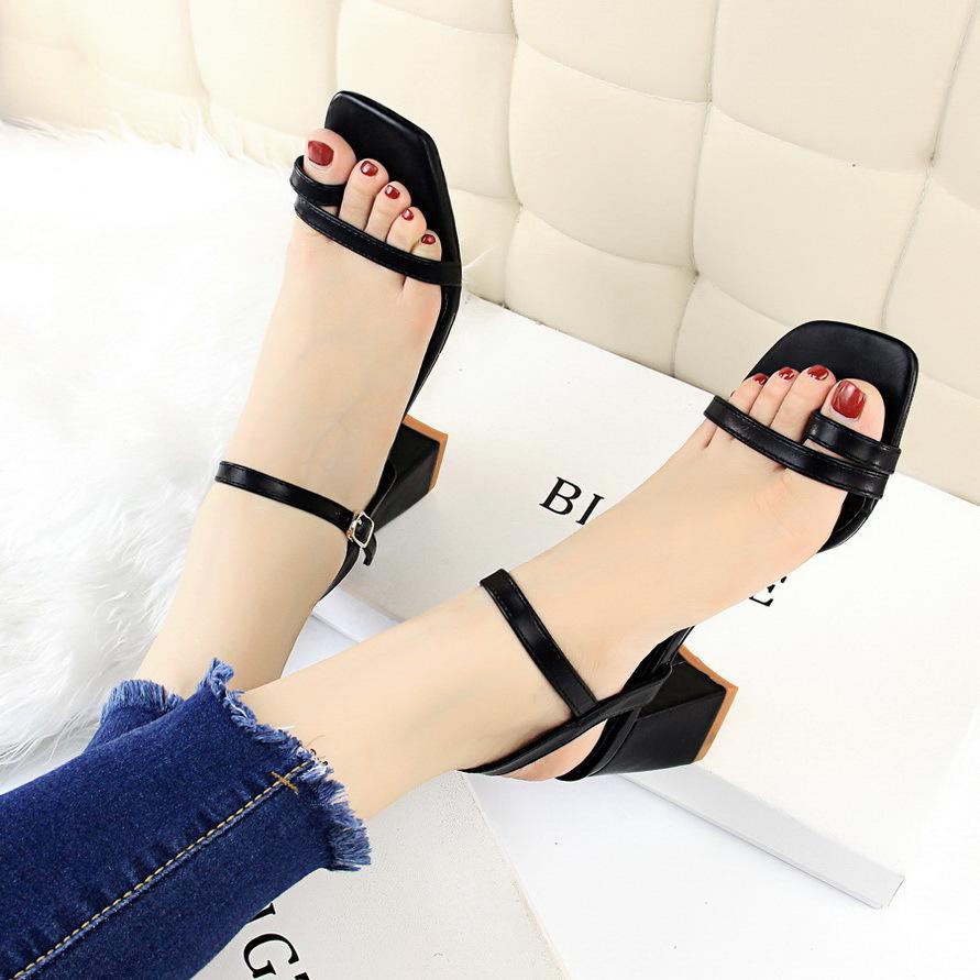 Giày sandal xỏ ngón đế vuông - màu trắng HA