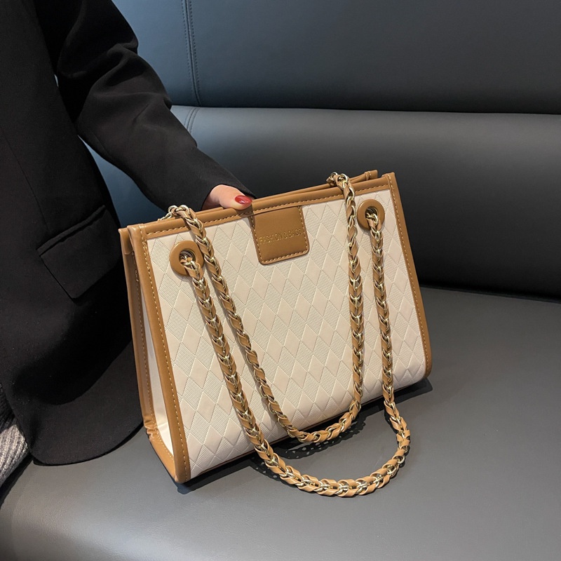 Túi Xách Đính Đá Phối Dây Xích Thời Trang