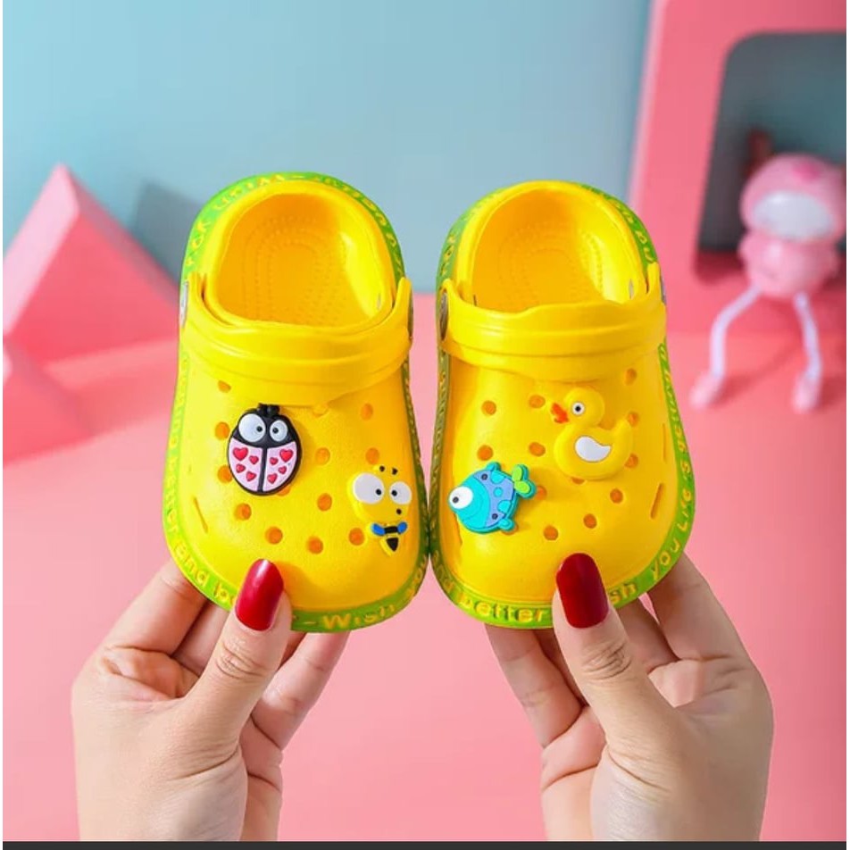 dép Crocs chống trượt dễ thương cho bé hình sticker dễ thương