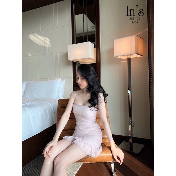 váy hai dây gấu xếp ly tôn nên vết mềm mại trên cơ thể