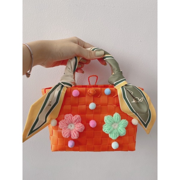 Túi xách Đan kèm hoa len xinh xắn