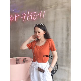 Ao thun croptop cổ vuông nút