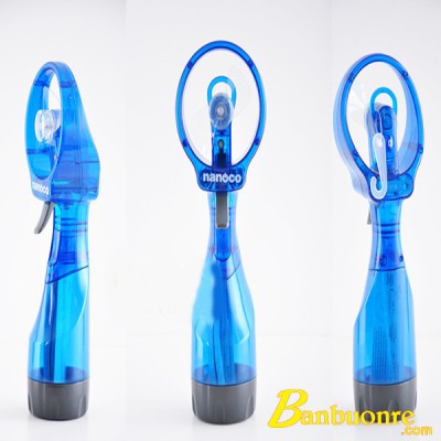 Quạt phun sương mini cầm tay, sử dụng 2 pin AA, chứa được 330ml nước, chế độ phun tay