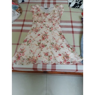 Đầm nữ dạo phố