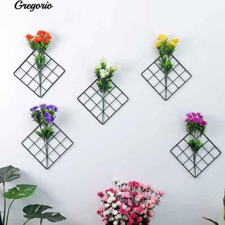 Khung lưới bằng sắt treo hoa trang trí