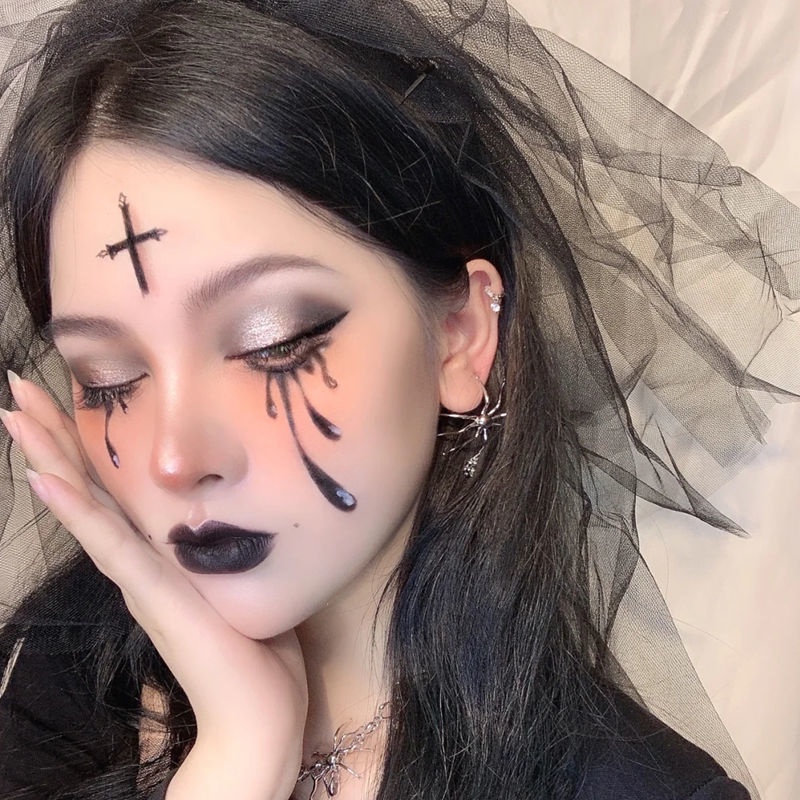 Son môi màu đen phong cách gothic dùng hóa trang halloween độc đáo