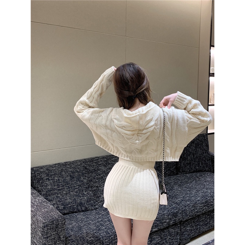 Set len gồm áo croptop nón + chân váy ngắn ôm cá tính