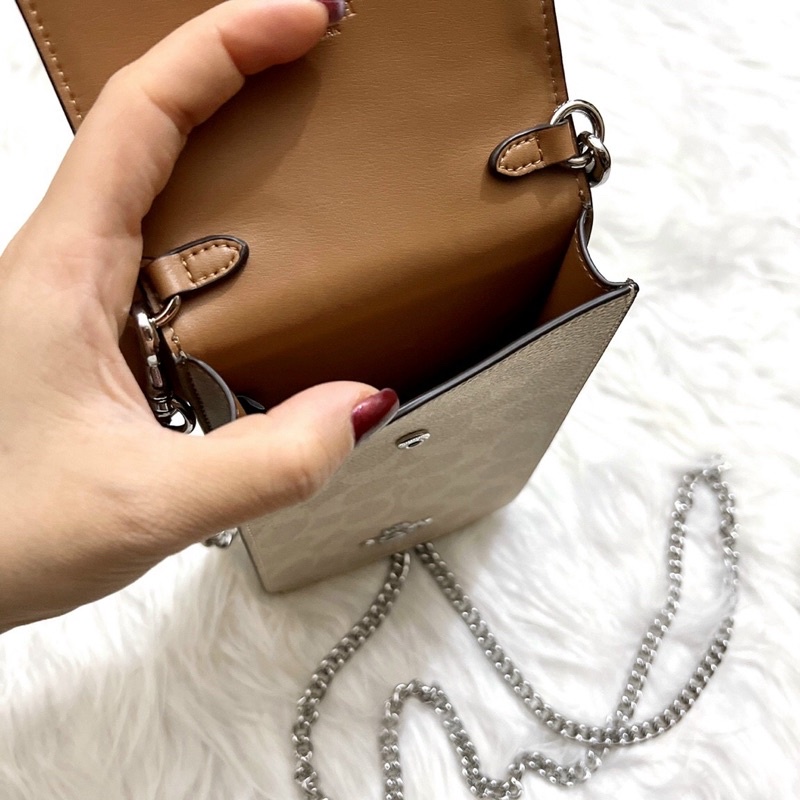 Túi đeo chéo mini đựng điện thoại Coach, dây phối xách xinh xắn, phía sau có ngăn để thẻ tiện dụng
