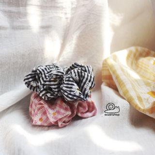 Ốc Sên Shop - Scrunchie caro hoa cúc