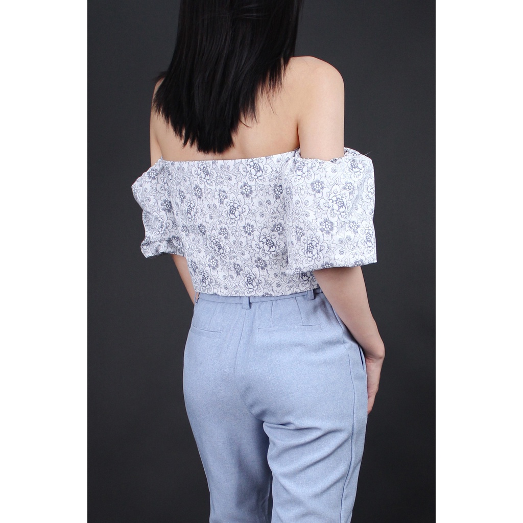 Q6953 - Áo croptop trễ vai F21 tay ngắn phồng, in hoa lá