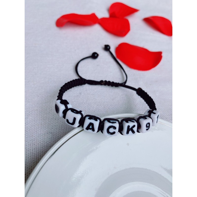 Vòng tay chữ cái theo yêu cầu kiểu chữ vuông