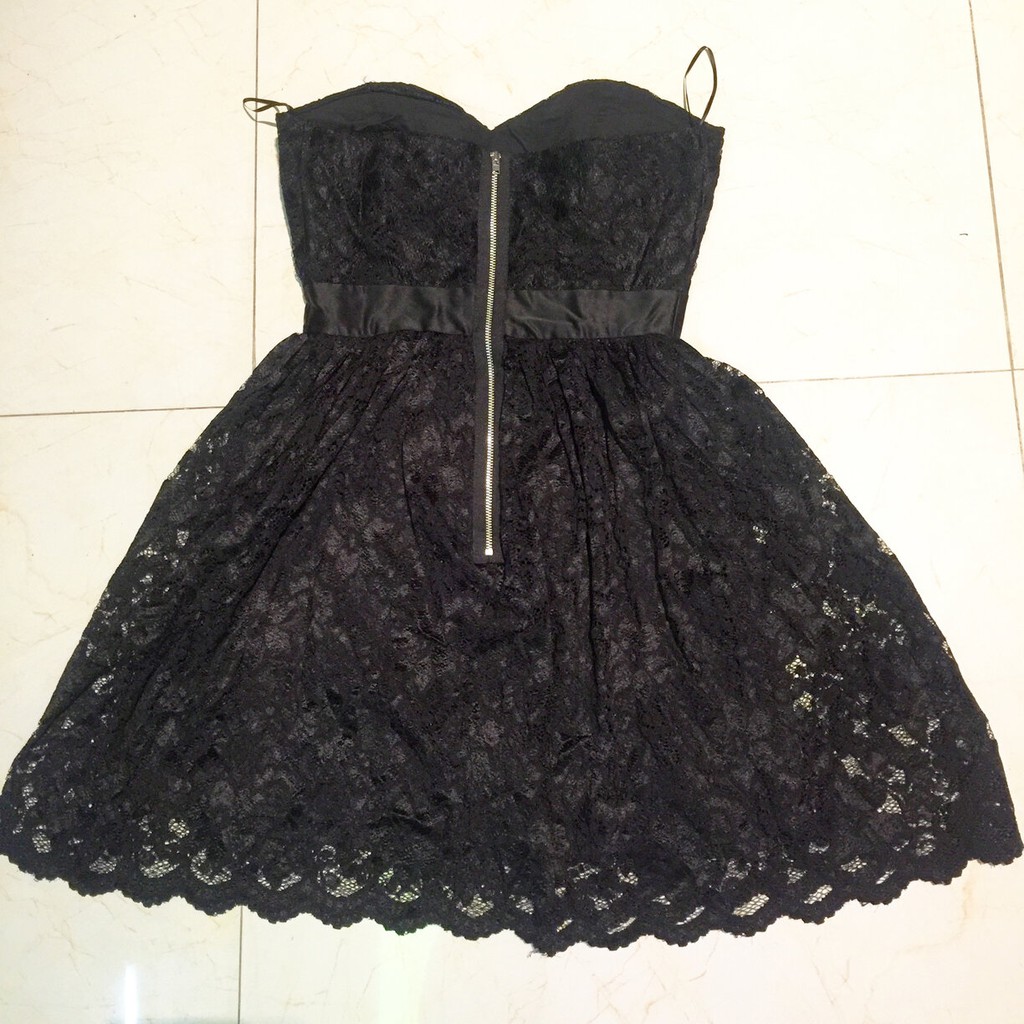ĐẦM QUÂY XOÈ NỮ - ELISE RYAN – ĐEN – SIZE S – TRẦN VAI - CỔ TIM - REN HOA – THẮT EO – 2 LỚP – CÚP NGỰC – KÉO KHOÁ LƯNG