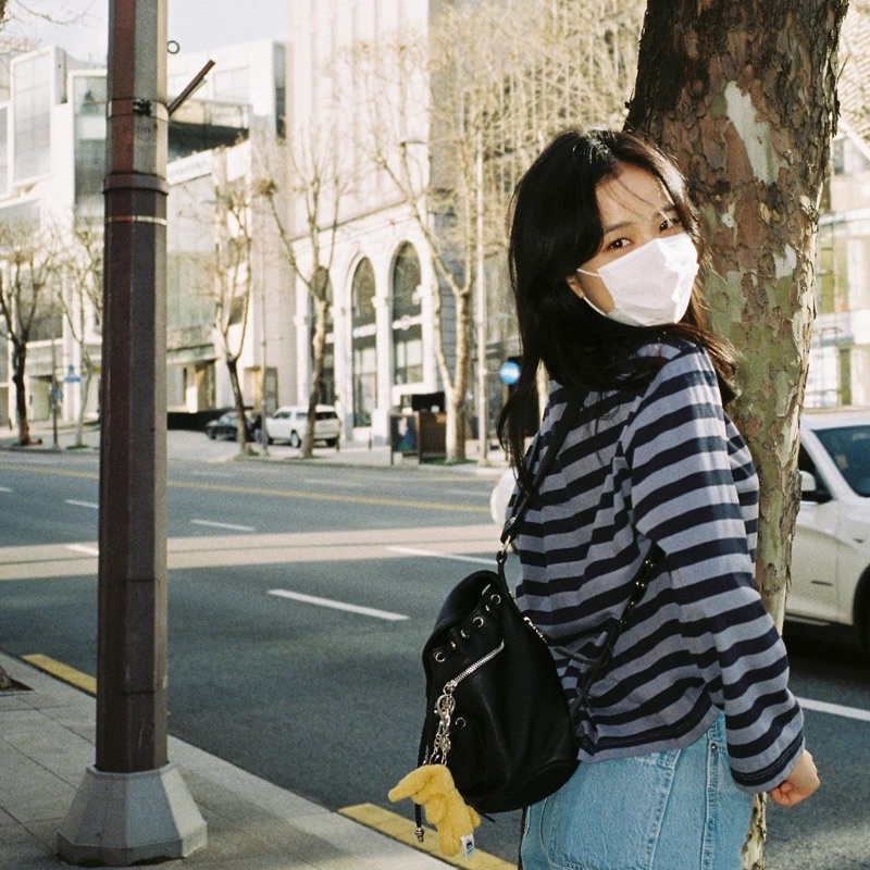 Áo Cardigan len sọc xám giống Jisoo BLACKPINK