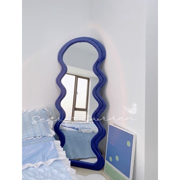 Gương sàn Waving mirror trang trí phòng khách, studio, quán cafe phong cách hiện đại tối giản