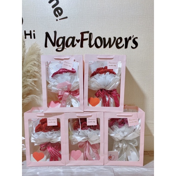 Bó Hoa Kèm Túi Xách Chữ Và Thiệp