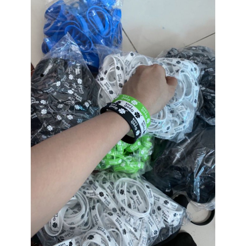 Vòng phụ kiện đeo tay caosu Good Luck cỏ 3 lá và chữ