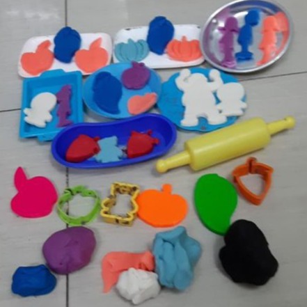 Đất nặn bột nặn TAKACOL hộp 10 màu 5 khuôn chơi kèm theo chủ đề HN-10