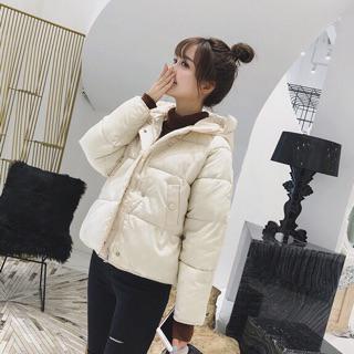Áo đep lắm và ấm nữa giao hàng nhanh. Mỗi tội áo này form có vẻ hơi rộng mk 54kg cao m6 r size m vẫn hơi rộng chút nếu size s chắc vừa đẹp hơn