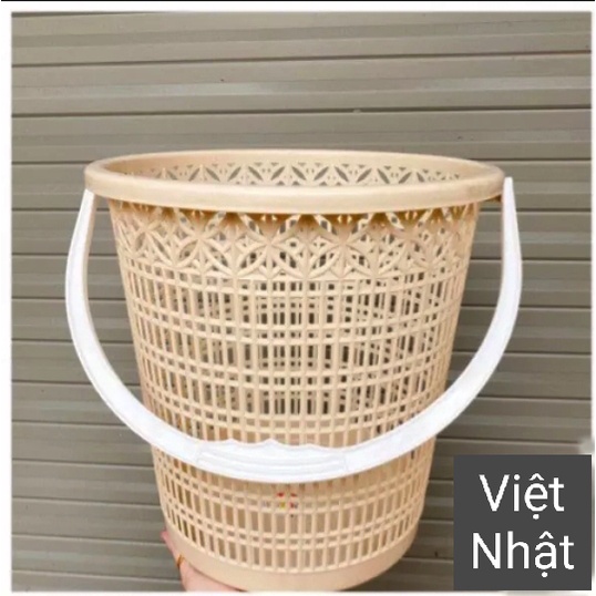 Sọt rác nhựa có quai xách hoa đồng tiền Việt Nhật. Kích thước: 26.5 x 17.5 x 27.5cm. Hàng Việt Nam chất lượng cao