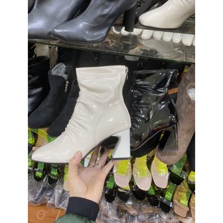 Boot nhăn da bóng gót vuông cong đen trắng sữa
